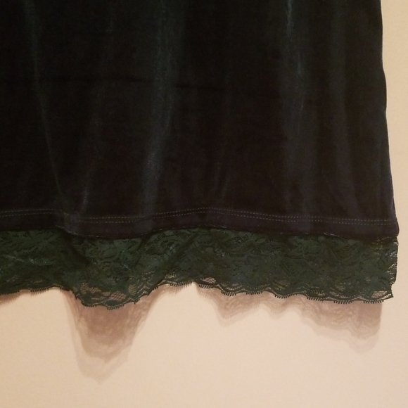 Green velvet top - Picture 2 of 6